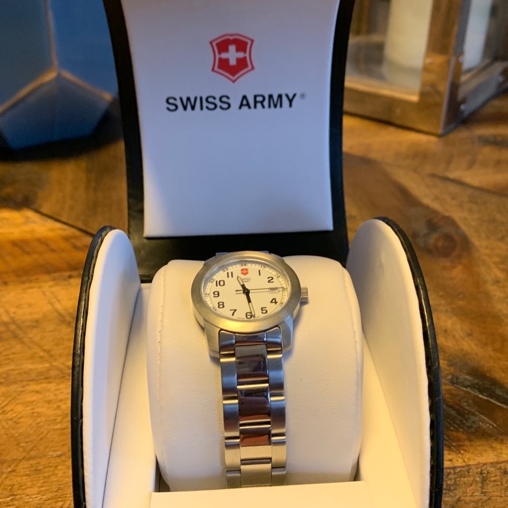 Swiss Army Women’s Watch NWOT Battery doesn’t work